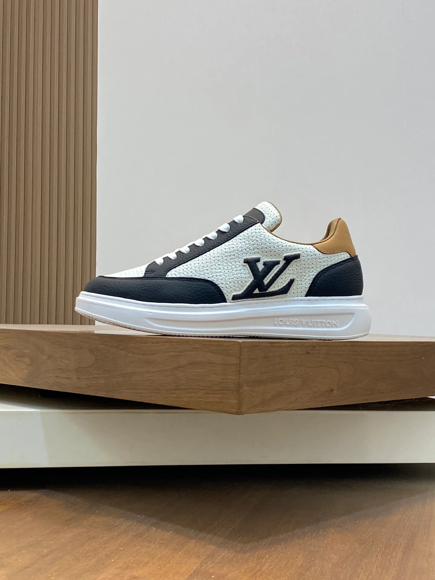 Factory Price: 400💰LV🔍Top Purchasing Agency🇮🇹 Lu Street Boy’s popular sports shoes counter synchronized, uppers imported from Italy cowhide fabric, high-quality complex splicing crafts, imported water-dyed cowhide lining cowhide feet Sole: Original sole provided by the original factory, T men's men's shoes 💰U exclusive movable molded sole, super comfortable, original factory follow-up goods, 🔍🔍high quality, can be entered and exited the counter at will, welcome to compare, code number 39-44 (order 38 45)
